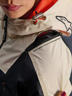 Alpinestars Molly Air-jakke, motorcykeljakke til damer, Black Almond, nærbillede af skulderen, der viser lynlåsen til Nucleon Flex-rummet, ripstop-stof og orange mesh-foring inde i hætten