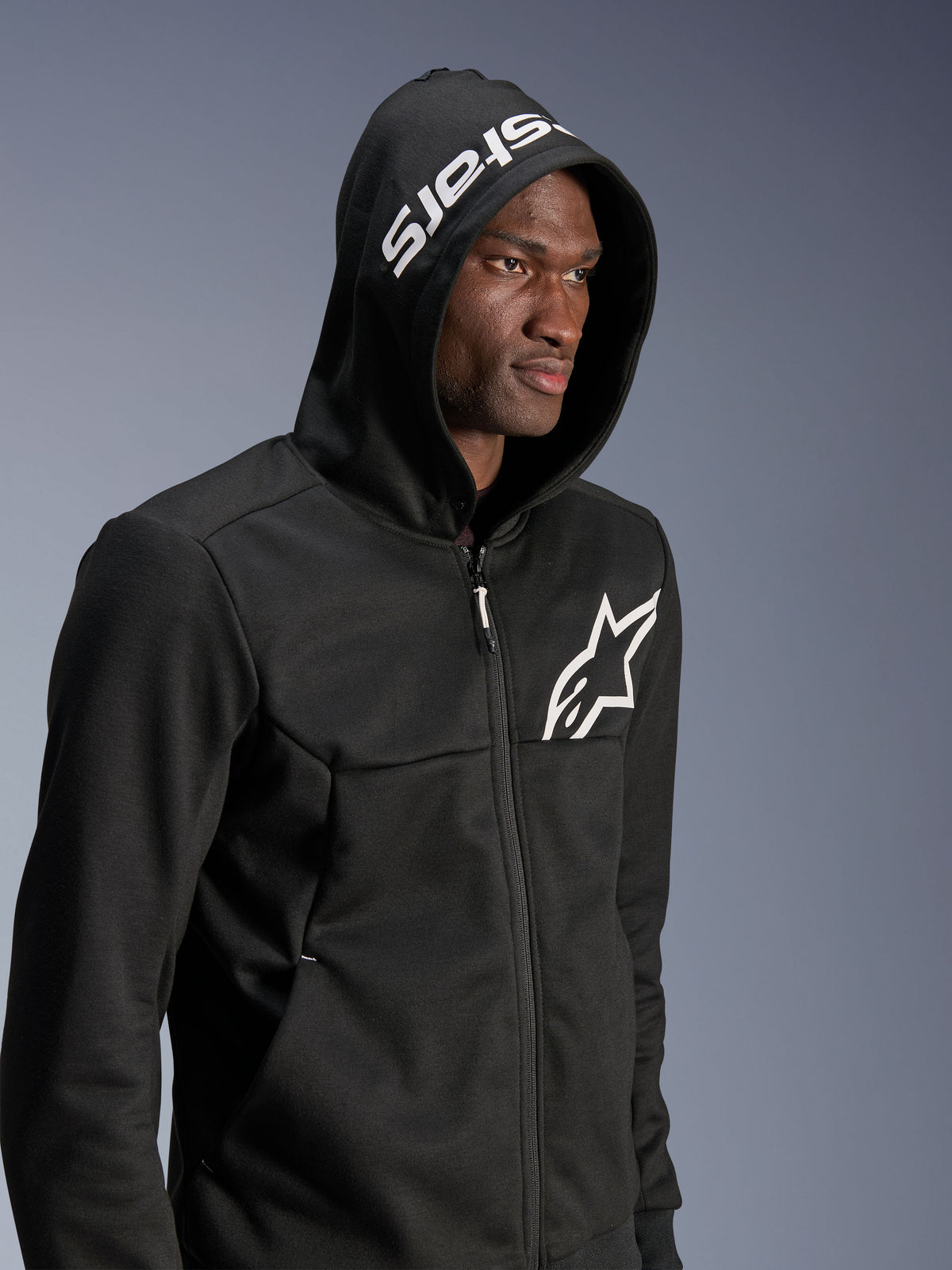 Alpinestars Chrome V2 Sport Hættetrøje, sort og hvid urban motorcykelhættetrøje til herrer, tech fleece, hætte oppe.