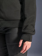 Alpinestars Stella Chrome V2 Sport Hoodie, sort, tæt på ribbet ærmemanchet med tommelfingerhul og ribbet taljekant, teknisk fleece-materiale til urban motorcykelkørsel