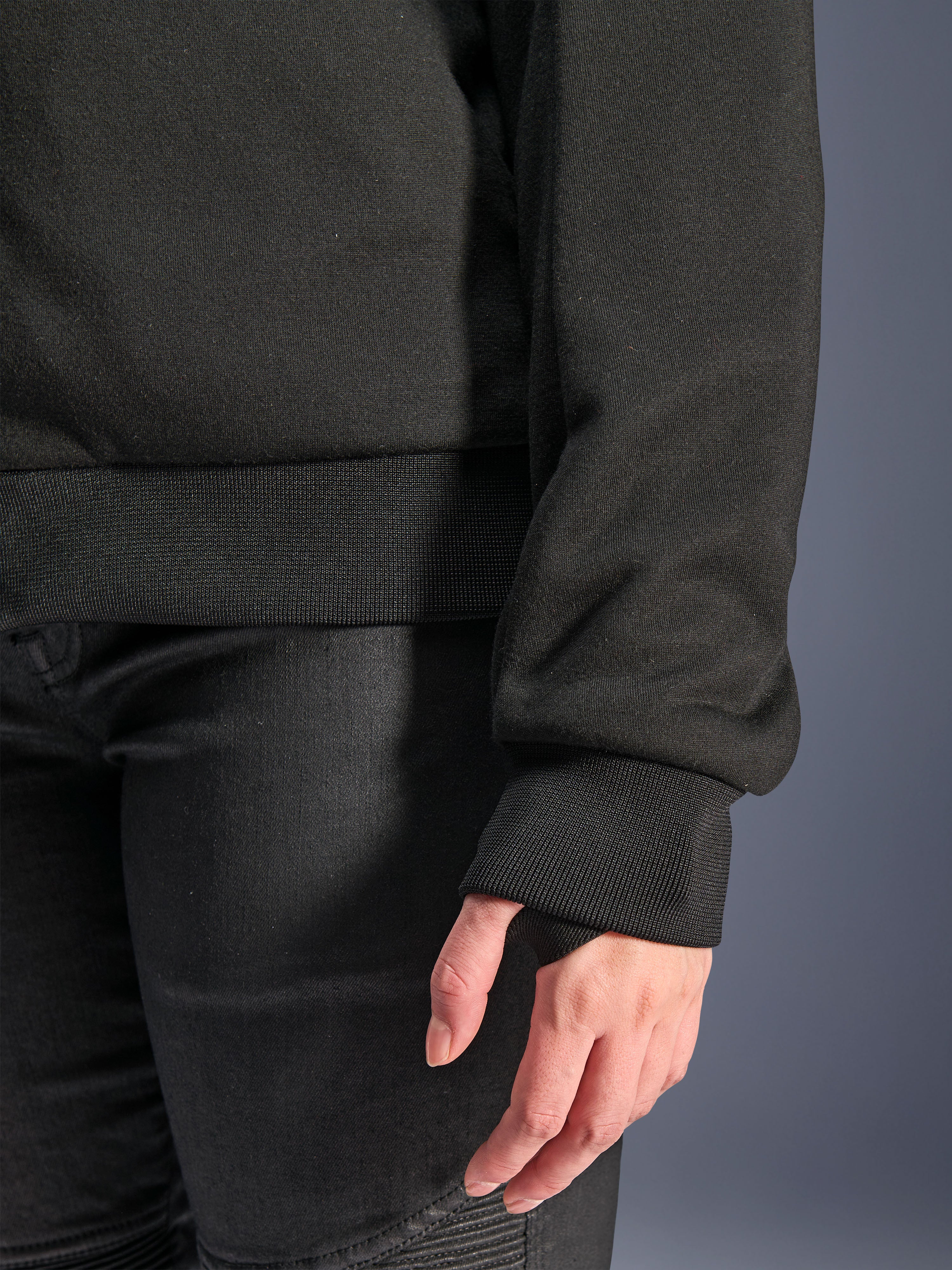 Alpinestars Stella Chrome V2 Sport Hoodie, sort, tæt på ribbet ærmemanchet med tommelfingerhul og ribbet taljekant, teknisk fleece-materiale til urban motorcykelkørsel