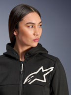 Alpinestars Stella Chrome V2 Sport Hoodie, sort med hvidt Astars-logo, motorcykel-hættetrøje til damer, tech-fleece materiale, med lynlås foran og hættekrave med trykknapper, afslappet urbant køreudstyr