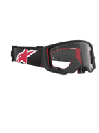 Alpinestars Supertech Corp Goggles, motocross-briller, sort, rød og klar, vinklet set fra siden med en klar linse og sort ramme, rød indvendig polstring, sort rem med et stort rødt og hvidt Alpinestars-logo, professionel øjenbeskyttelse til off-road