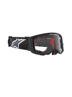 Alpinestars Supertech Corp-briller, motocross-briller, sort stel med klar linse, justerbar sort rem med stort hvidt Alpinestars-stjernelogo, røde indvendige skumdetaljer, professionel øjenbeskyttelse til off-road kørsel