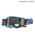 Alpinestars Supertech Firma Roll off Goggles, professionelle motocross- og off-road goggles, blå og sølv, med integreret roll-off system, klar linse i høj kvalitet og bred blå justerbar rem med hvidt logo.