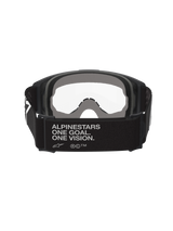 Alpinestars Vision Goggles OTG, motocross-briller, sort og grå, set bagfra med bred sort vævet rem med brand-slogan, flerlags gråt ansigtsskum, klar linse, designet til brug over briller