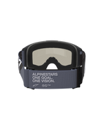 Alpinestars Vision Sand Goggles, motocross-briller, sort og grå, set bagfra viser den brede grå rem med teksten 'Alpinestars One Goal. One Vision.', sort flerlags ansigtsskum og mørk røgfarvet linse, off-road ørkenkørselsudstyr