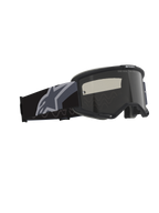 Alpinestars Vision Sand Goggles, motocross- og off-road-briller, sort og grå med mørk røgfarvet linse, bred vævet rem med stort gråt stjernelogo, mat sort ramme med RAM-AIR ventilation og flerlags ansigtsskum til ørkenkørsel.