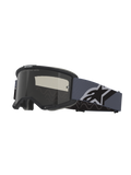 Alpinestars Vision Sand Goggles, motocross-briller, sort og grå ramme med mørk røgfarvet linse, bred blågrå rem med et stort sort og hvidt Alpinestars-logo, beskyttelsesbriller til off-road- og ørkenkørsel