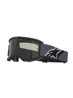 Alpinestars Vision Sand Goggles, motocross-briller, sort og grå ramme med mørk røgfarvet linse, bred blågrå rem med et stort sort og hvidt Alpinestars-logo, beskyttelsesbriller til off-road- og ørkenkørsel