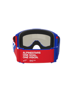 Alpinestars Vision Sand Goggles, blå, rød og hvid, set bagfra med en rød rem med hvid 'ALPINESTARS ONE GOAL. ONE VISION.' tekst, blå ramme med tyk sort skumpolstring, mørk røgfarvet linse synlig indefra, højtydende motocross-briller