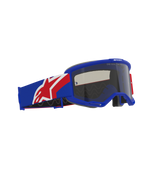Alpinestars Vision Sand Goggles, off-road motocross-briller, blå, rød og hvid ramme og rem, mørk røgfarvet linse, med en bred silikonebelagt rem og ergonomisk ansigtsskum