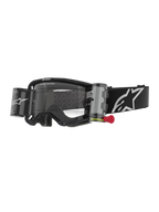 Alpinestars Vision 8 Corp Goggles Roll Off, motocross-beskyttelsesbriller, sort og klar, integreret roll-off system med rød trækfane, sort rem med hvidt logo, bølget linsemønster med "ONE GOAL. ONE VISION." tekst, højtydende øjenbeskyttelse til off-road racing