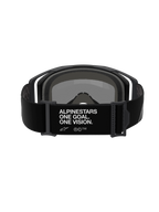 Alpinestars Vision 8 Corp Goggles, motocross-briller, set bagfra af sort justerbar rem med hvidt 'ALPINESTARS ONE GOAL. ONE VISION.' branding, sort ramme og skumpolstring