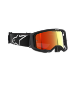 Alpinestars Vision 8 Corp Goggles, motocross-briller, sorte med Mirror Red-linse, med sort rem med hvidt Alpinestars-logo og "ONE GOAL. ONE VISION."-tekst på linsen, højtydende øjenbeskyttelse til off-road racing
