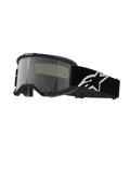 Alpinestars Vision 5 Corp beskyttelsesbriller, motocross-briller, sort ramme med sølvfarvet spejllinse, bred sort justerbar rem med stort hvidt Alpinestars stjernelogo, polstret ansigtsskum, One Goal One Vision-branding