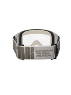 Alpinestars Vision 5 Hollow Goggles, motocross-briller, Wind Clear, set bagfra med fokus på den brede lysegrå rem med Alpinestars-branding og 'One Goal One Vision'-slogan, hvid ramme med klar linse og tykt ansigtsskum synligt
