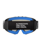 Alpinestars Vision Youth Corp briller, Black Mirror Silver, motocross-briller, set bagfra med sort rem med hvid 'ALPINESTARS ONE GOAL. ONE VISION.' tekst, lysende blåt plys-ansigtsskum og sort A-FLEX-ramme.