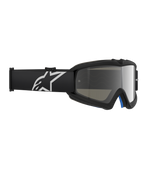Alpinestars Vision Youth Corp briller, motocross-briller, sort og sølvspejl, med en spejlet polycarbonatlinse og en sort rem med hvidt Alpinestars-logo, designet til unge kørere