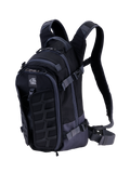 Alpinestars AT-15 Back Pack, teknisk motorcykelrygsæk, sort og mørkegrå, med et robust front-MOLLE-panel, justerbare kompressionsstropper, polstrede skulderstropper med magnetisk brystlås og All Terra-logo, designet til adventure off-road-kørsel