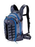 Alpinestars AT-15 Back Pack, adventure motorcykel-rygsæk, mørkegrå og dyb grå med klare blå lynlåsdetaljer, set skråt forfra, der viser 'ALL TERRA'-logoet, udvideligt frontpanel og teknisk ergonomisk remsystem.