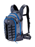 Alpinestars AT-15 Back Pack, adventure motorcykel-rygsæk, mørkegrå og dyb grå med klare blå lynlåsdetaljer, set skråt forfra, der viser 'ALL TERRA'-logoet, udvideligt frontpanel og teknisk ergonomisk remsystem.