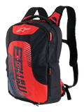 MM93 City Hunter V2 rygsæk, sort og rød, sportslig motorcykelrygsæk med ergonomiske polstrede skulderremme, flere rum med røde lynlåsstropper, markant rødt frontpanel med MM93-logo og Marc Marquez grafiske elementer, slidstærkt poly-tekstil, strømlinet design