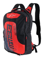 MM93 City Hunter V2 rygsæk, sort og rød, sportslig motorcykelrygsæk med ergonomiske polstrede skulderremme, flere rum med røde lynlåsstropper, markant rødt frontpanel med MM93-logo og Marc Marquez grafiske elementer, slidstærkt poly-tekstil, strømlinet design