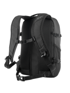 Alpinestars AMP3-rygsæk i sort, set bagfra med åndbart 3D-mesh-rygpanel med luftkanaler, justerbare ergonomiske skulderstropper, brystspænde og taljerem til motorcykelkørsel.