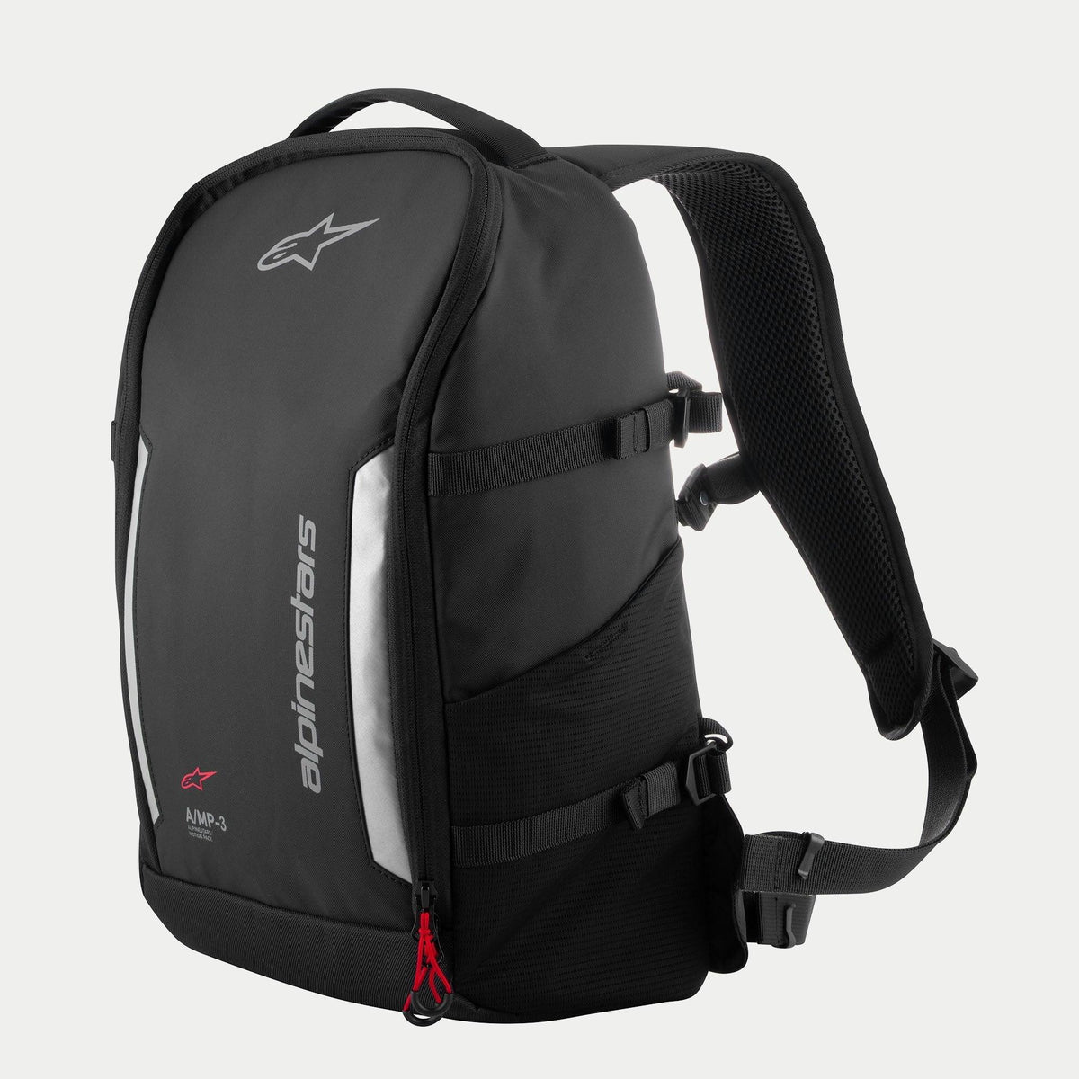 Alpinestars AMP3 rygsæk, sort teknisk motorcykeltaske med hvide logoer, sølvfarvede reflekterende paneler, røde lynlåsstropper, justerbare sidekompressionsstropper og polstrede mesh-skulderstropper.