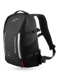 Alpinestars AMP3 rygsæk, 17L motorcykelrygsæk, sort, skråt forfra med sølvfarvede refleksdetaljer, Alpinestars-branding, rød træksnor, sidekompressionsstropper og polstret mesh-skulderstrop.