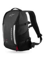 Alpinestars AMP3 rygsæk, 17L motorcykelrygsæk, sort, skråt forfra med sølvfarvede refleksdetaljer, Alpinestars-branding, rød træksnor, sidekompressionsstropper og polstret mesh-skulderstrop.