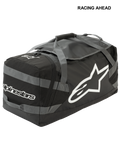 Alpinestars Goanna-taske, motocross duffeltaske, sort og antracitgrå med hvide logoer, har et stort stjernelogo på siden og navnetræk, holdbar presenningsbund, forstærkede bæreremme, stor opbevaringsplads til udstyr til off-road racing