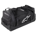 Alpinestars Komodo Rejsetaske, rummelig udstyrstaske, sort med hvide Alpinestars-logoer, med kraftige hjul, forstærkede håndtag og flere rum med lynlås til organiseret opbevaring af racerudstyr