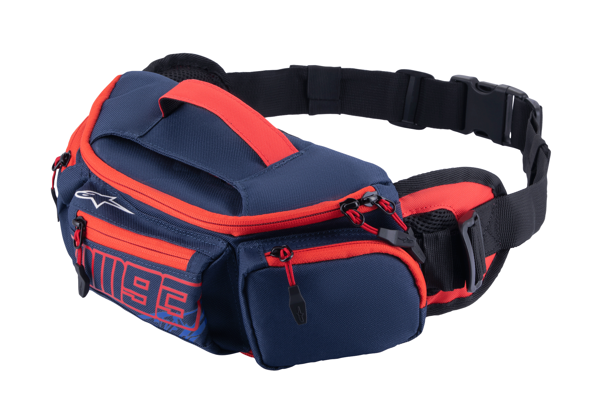Alpinestars MM93 taljetaske, mørkeblå med røde og blå detaljer, MM93-logo, praktisk opbevaring med flere lynlåsrum og justerbart bælte, ideel til motorcykelkørsel