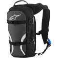 Alpinestars Iguana rygsæk med væskesystem, off-road væskerygsæk, sort, antracit og hvid, med polstrede mesh-skulderremme, kompressionsremme foran med spænder, lynlåsrum og blå drikkeslange med mundstykke