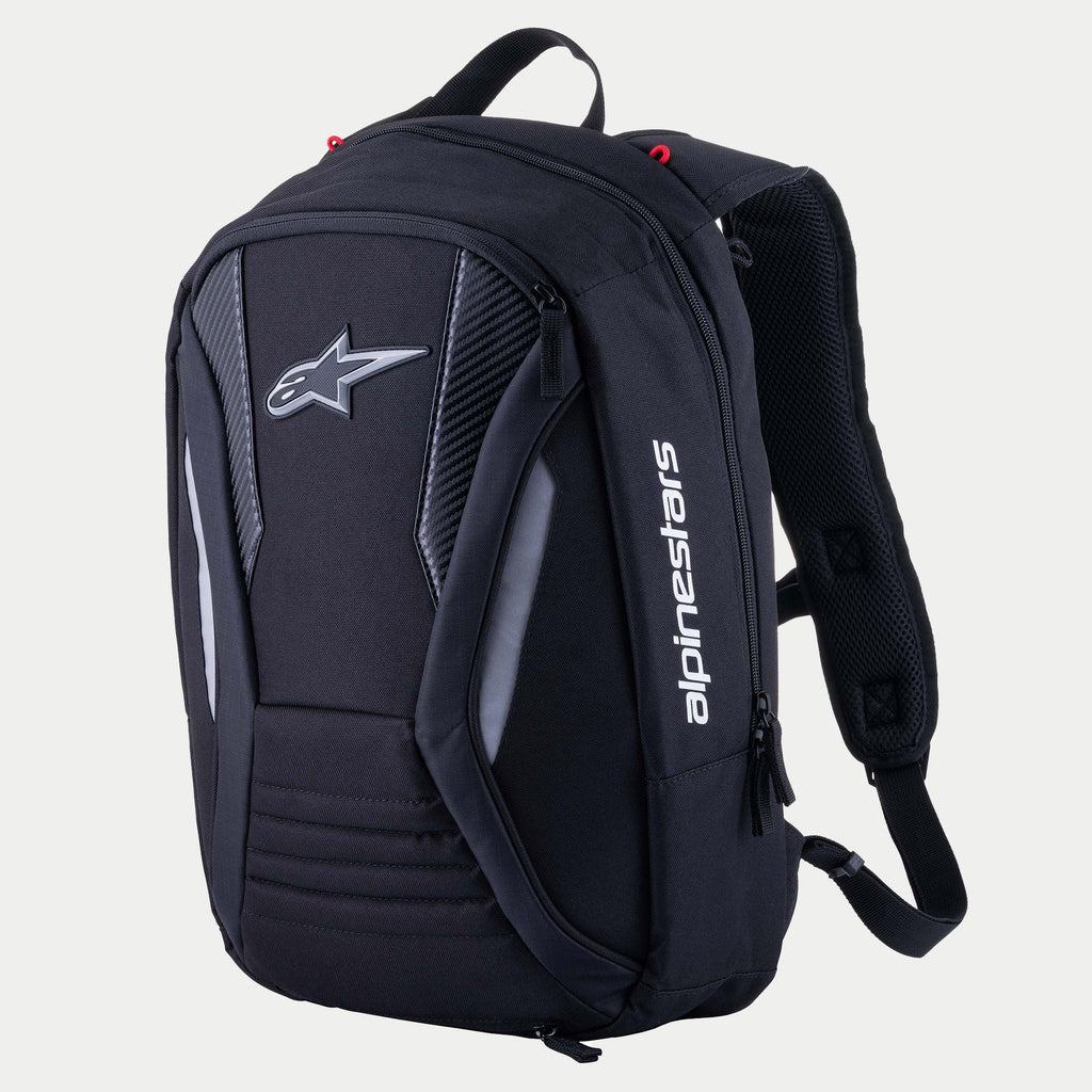 Alpinestars Charger Boost rygsæk, motorcykelrygsæk, sort, aerodynamisk halvstiv skal med Astar-logo foran og hvidt vertikalt branding, paneler med kulfibertekstur og reflekterende detaljer, strømlinet design til landevejskørsel