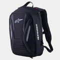 Alpinestars Charger Boost rygsæk, motorcykelrygsæk, sort, aerodynamisk halvstiv skal med Astar-logo foran og hvidt vertikalt branding, paneler med kulfibertekstur og reflekterende detaljer, strømlinet design til landevejskørsel