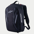 Alpinestars Charger Boost rygsæk, motorcykelrygsæk, sort, aerodynamisk halvstiv skal med Astar-logo foran og hvidt vertikalt branding, paneler med kulfibertekstur og reflekterende detaljer, strømlinet design til landevejskørsel