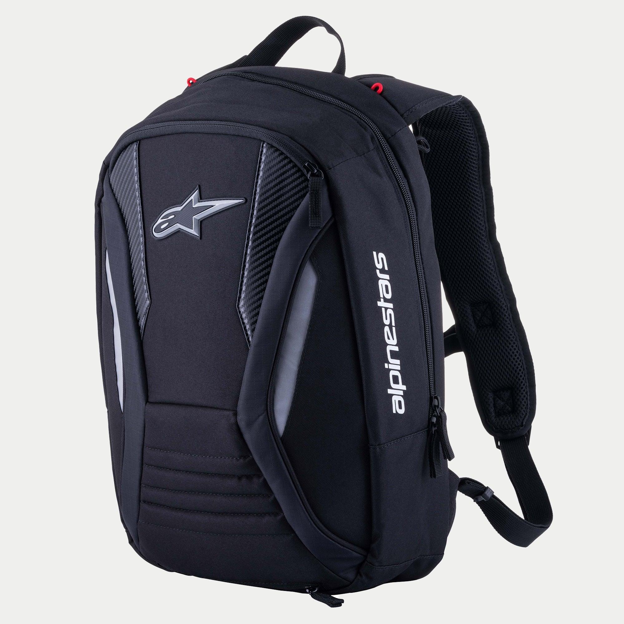 Alpinestars Charger Boost rygsæk, motorcykelrygsæk, sort, aerodynamisk halvstiv skal med Astar-logo foran og hvidt vertikalt branding, paneler med kulfibertekstur og reflekterende detaljer, strømlinet design til landevejskørsel