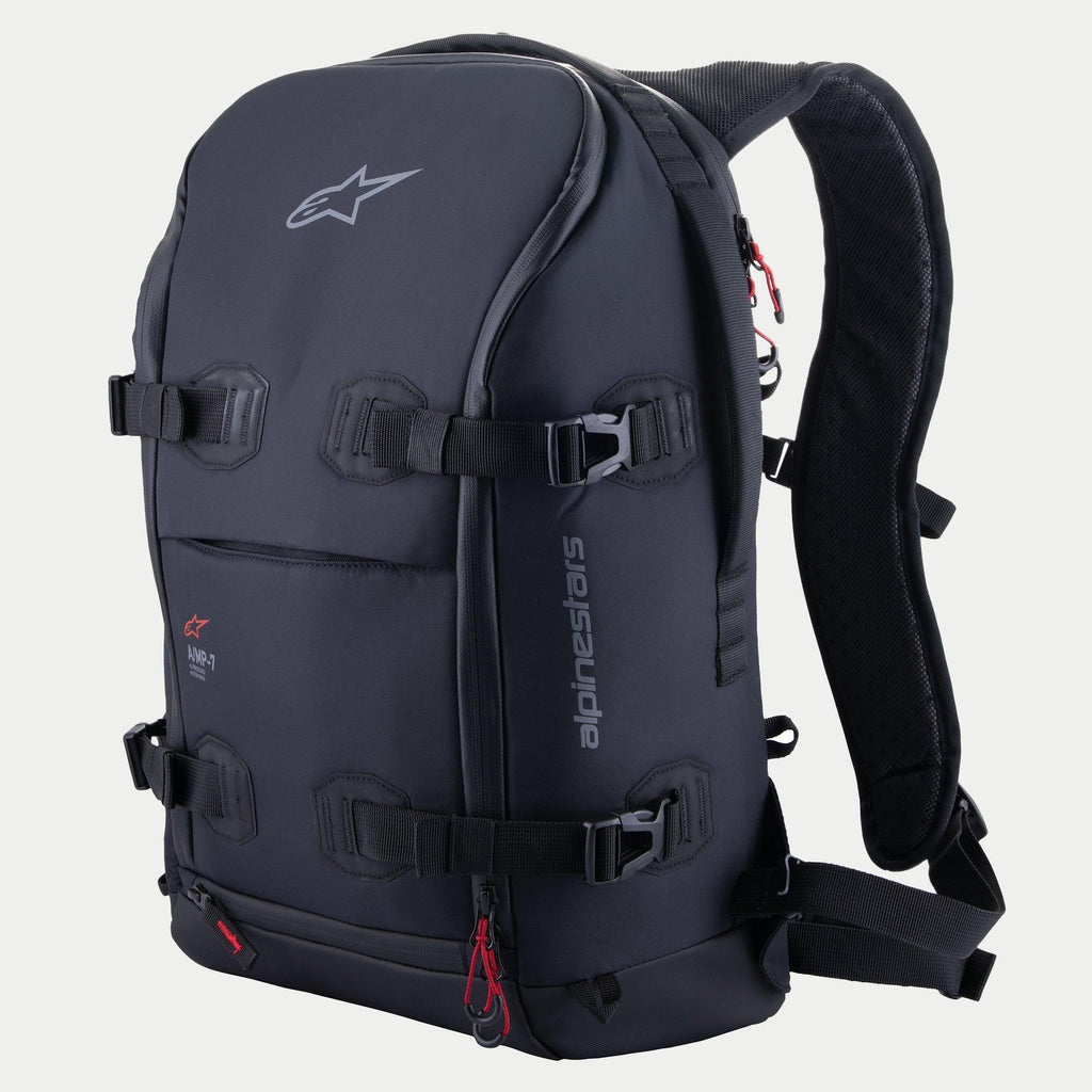 Alpinestars AMP-7 rygsæk, teknisk motorcykelrygsæk, sort med røde lynlåsdetaljer, fire justerbare kompressionsstropper med spænder, strukturerede polstrede vægge, Alpinestars-logo på toppen og branding på siden, ergonomiske skulderstropper til adventure- og landevejskørsel.