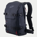 Alpinestars AMP-7 rygsæk, teknisk motorcykelrygsæk, sort med røde lynlåsdetaljer, fire justerbare kompressionsstropper med spænder, strukturerede polstrede vægge, Alpinestars-logo på toppen og branding på siden, ergonomiske skulderstropper til adventure- og landevejskørsel.