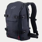 Alpinestars AMP-7 rygsæk, teknisk motorcykelrygsæk, sort med røde lynlåsdetaljer, fire justerbare kompressionsstropper med spænder, strukturerede polstrede vægge, Alpinestars-logo på toppen og branding på siden, ergonomiske skulderstropper til adventure- og landevejskørsel.