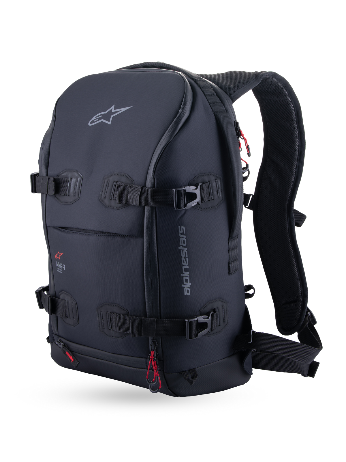 Alpinestars AMP-7 rygsæk, teknisk motorcykel touring-rygsæk i sort, set forfra i trekvart vinkel med fire kompressionsstropper, ergonomisk polstrede skulderstropper og røde lynlåsstropper.