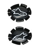 Alpinestars GP Plus knæsliders, knæbeskyttere til motorcykelracing, sort og hvid, blank finish med hvidt stjerne-logo, velcro-monteringssystem, med 'One Goal One Vision'-branding, sæt til venstre og højre