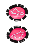 Alpinestars GP Plus knæslider, motorcykel racing knæslidere, pink fluo og hvid, sæt med venstre og højre slidere, blank lyserød overflade med hvide stjernelogoer, sort bagside med 'One Goal One Vision'-tekst, slidstærk plastkonstruktion til bane- og vejbrug