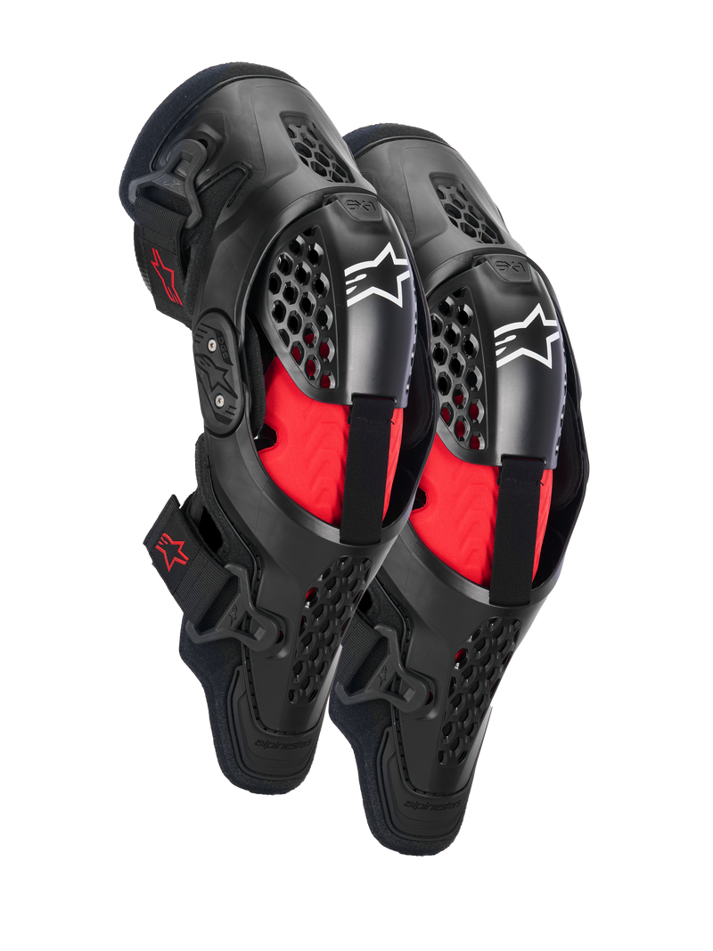 Alpinestars SX-1 Plasma knæbeskyttere, motocross knæbeskyttelse, sort og rød, med halvstive ventilerede rammer, rød indvendig polstring, hvide Alpinestars-logoer på knæskallen og et dobbelt drejeledssystem til off-road kørsel