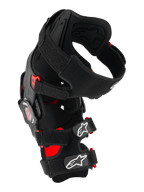 Alpinestars RK-7 Plasma knæbeskytter, motocross knæbeskytter, sort og rød, set fra siden med den asymmetriske fiberforstærkede ramme, fire-punkts hængselsystem og polstrede X-stropper med hvide Astar-logoer