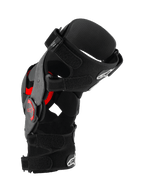 Alpinestars Supertech RK-10 Plasma knæskinne, motocross knæbeskytter, sort og rød, profilvisning fra siden, der viser smedet kulfiberramme, justerbare stropper og røde Nucleon PLASMA-indsatser, beskyttelsesudstyr til off-road kørsel