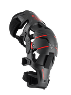 Alpinestars RK-1 Plasma knæskinne, motorcykel knæbeskyttelse, sort og rød, sideprofil med det leddelte firepunkts hængselsystem, tredelt segmenteret knæskål og justerbare remme til off-road racing