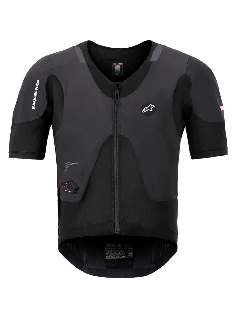 Alpinestars Tech-Air 5 Plasma System, sort airbag-vest, set forfra med korte ærmer og central lynlås, Alpinestars-branding og integreret LED-statusdisplay, ultraslankt beskyttende undertøj til motorcykelsikkerhed